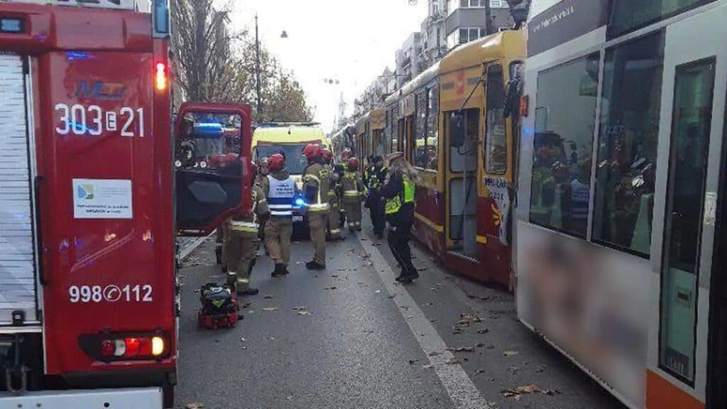 Zderzenie dwóch tramwajów w centrum Łodzi. 12 osób rannych, ruch wstrzymany foto: PSP Łódź