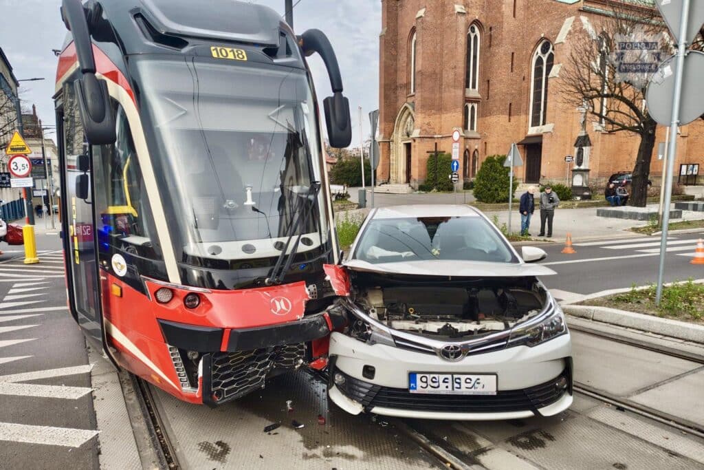 Zderzenie samochodu z tramwajem w Mysłowicach. Kierowca trafił do szpitala foto: Policja