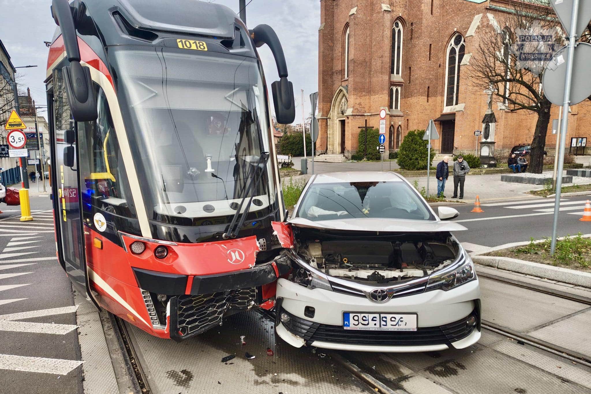 Infotram - Zderzenie samochodu z tramwajem w Mysłowicach. Kierowca trafił do szpitala