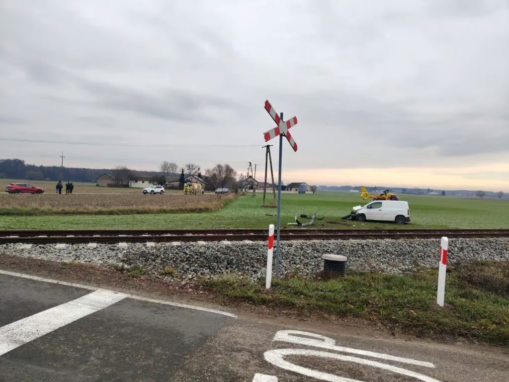 Zderzenie szynobusu z samochodem w Kaczorowach. Kierowca trafił do szpitala foto: KPP Płońsk