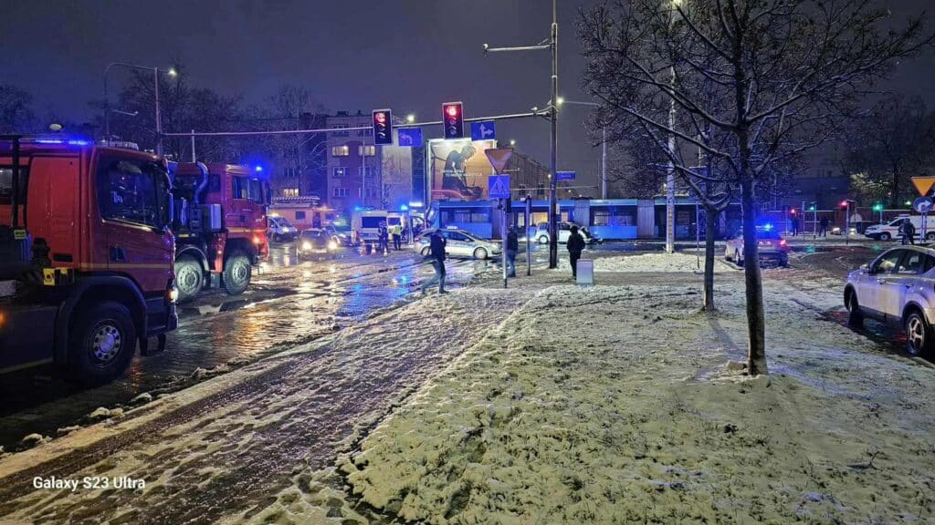 Groźny wypadek we Wrocławiu. Samochód uciekający przed policją uderzył w tramwaj foto: UM Wrocław