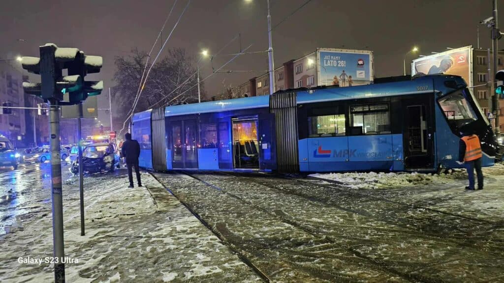 Groźny wypadek we Wrocławiu. Samochód uciekający przed policją uderzył w tramwaj foto: UM Wrocław