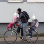 Fotografia, opublikowana na profilu „Piraci Drogowi”, szybko zdobyła ogromny zasięg – ponad 1,2 tys. reakcji i prawie 1200 komentarzy.