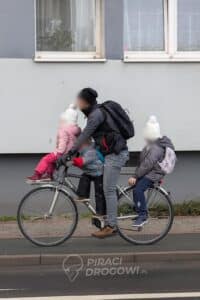 Fotografia, opublikowana na profilu „Piraci Drogowi”, szybko zdobyła ogromny zasięg – ponad 1,2 tys. reakcji i prawie 1200 komentarzy.