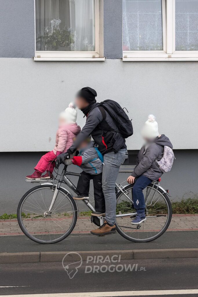 Cztery osoby na jednym rowerze. Zdjęcie z Polski viralem i ważnym głosem w dyskusji o bezpieczeństwie mikromobilności