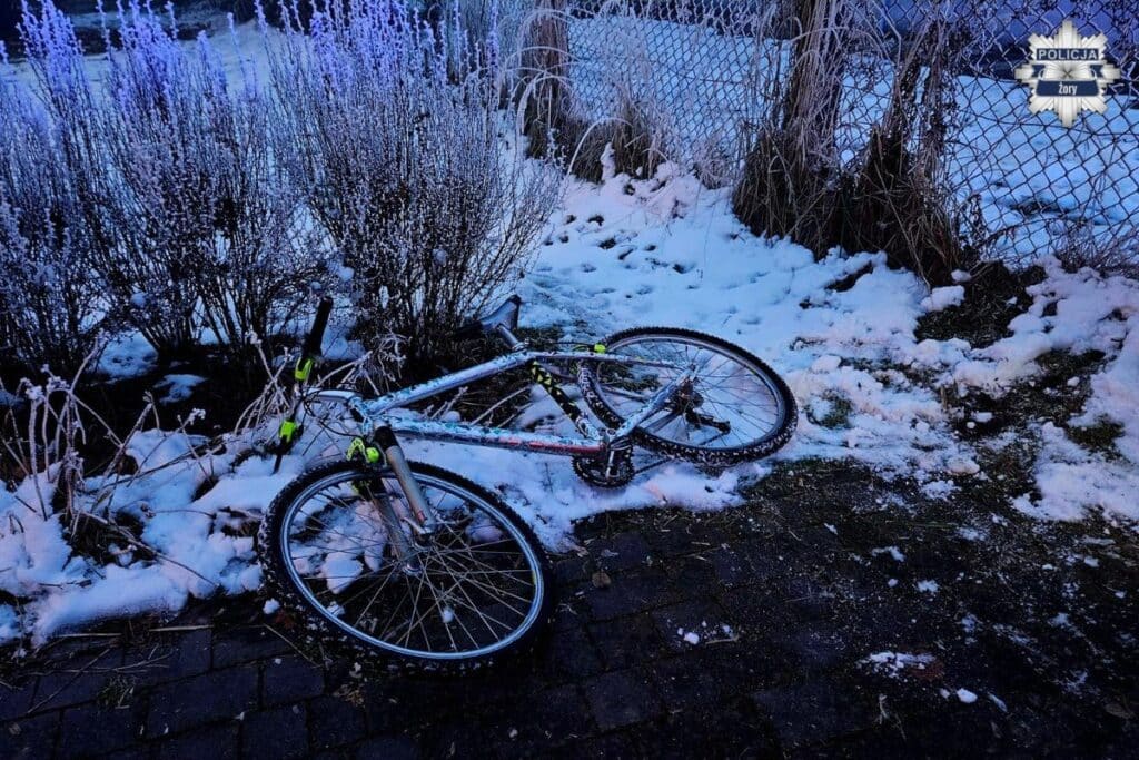 Niedzielne popołudnie na alei Jana Pawła II zakończyło się dla 35-letniego rowerzysty wyjątkowo kosztownie.