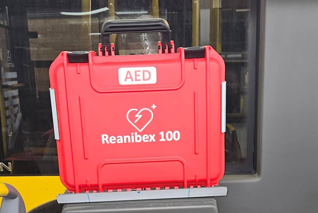 Więcej ratunkowych urządzeń AED w przestrzeni Warszawy