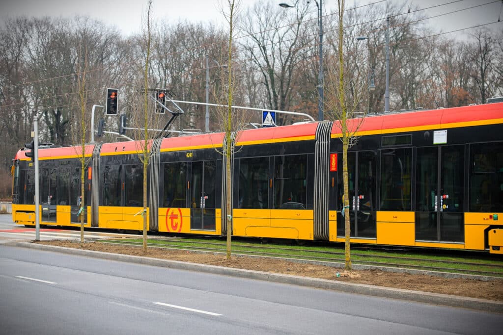 Warszawa sadzi drzewa przy torowiskach
