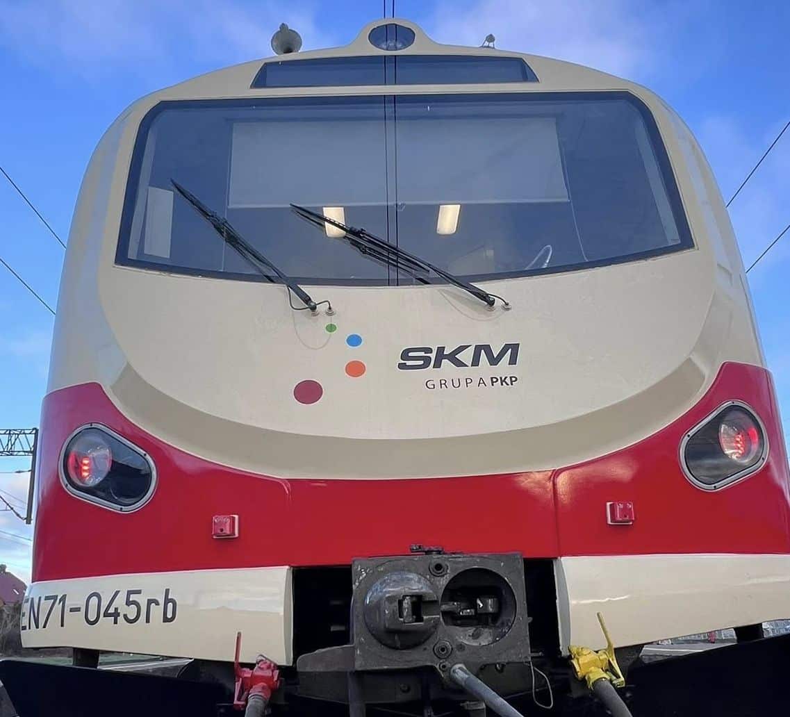 Inforail - Jeden pociąg cztery schematy malowania. EN71-045 po nowemu w PKP SKM