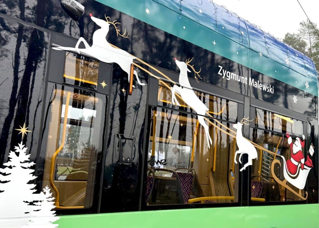 Mikołajkowy tramwaj PESA ponownie na torach Bydgoszczy. Świąteczna tradycja nabiera rozpędu foto: PESA