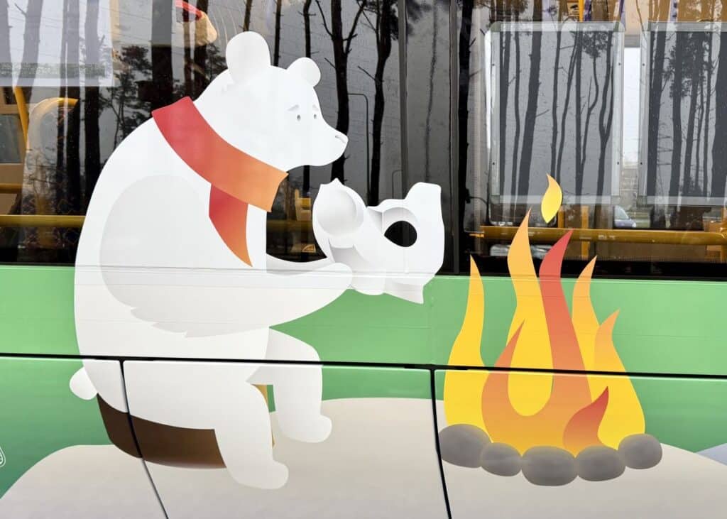 Mikołajkowy tramwaj PESA ponownie na torach Bydgoszczy. Świąteczna tradycja nabiera rozpędu foto: PESA