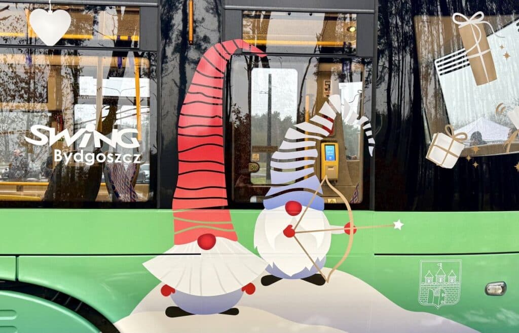 Mikołajkowy tramwaj PESA ponownie na torach Bydgoszczy. Świąteczna tradycja nabiera rozpędu foto: PESA