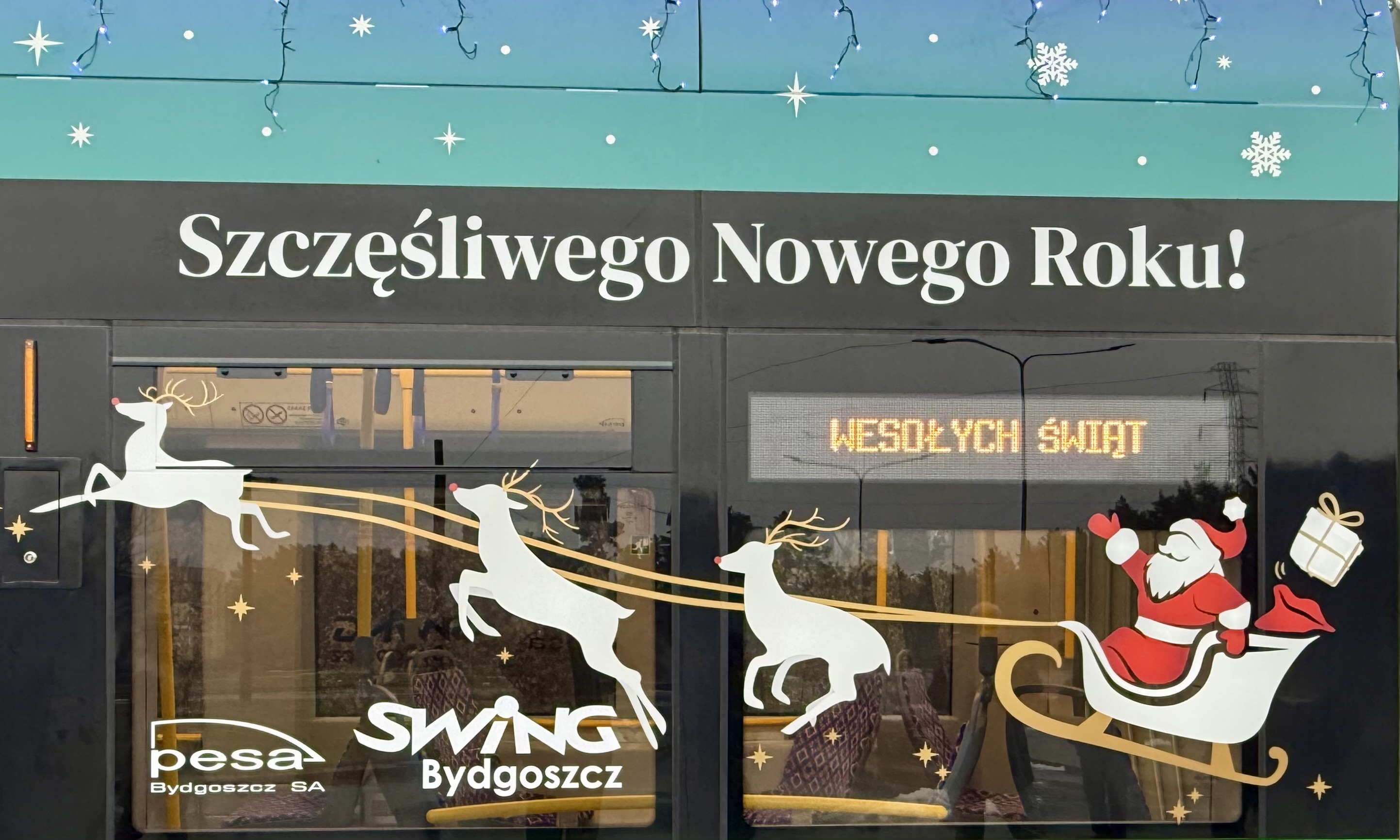Infotram - Mikołajkowy tramwaj PESA ponownie na torach Bydgoszczy. Świąteczna tradycja nabiera rozpędu