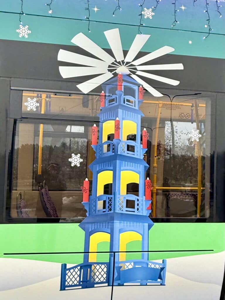 Mikołajkowy tramwaj PESA ponownie na torach Bydgoszczy. Świąteczna tradycja nabiera rozpędu foto: PESA