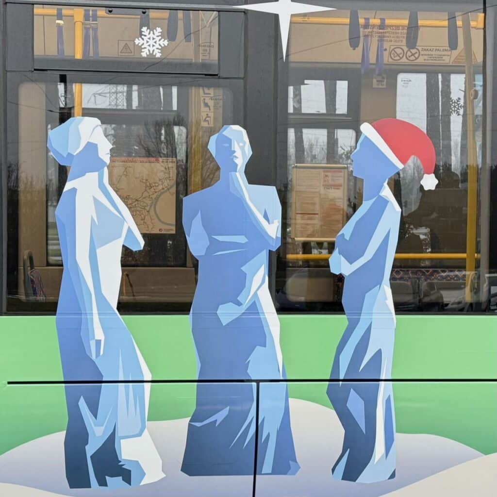 Mikołajkowy tramwaj PESA ponownie na torach Bydgoszczy. Świąteczna tradycja nabiera rozpędu foto: PESA