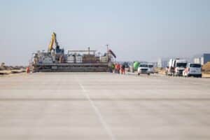 Infoair - Rozbudowa lotniska w Jasionce przyspiesza. Trwa II etap budowy równoległej drogi kołowania