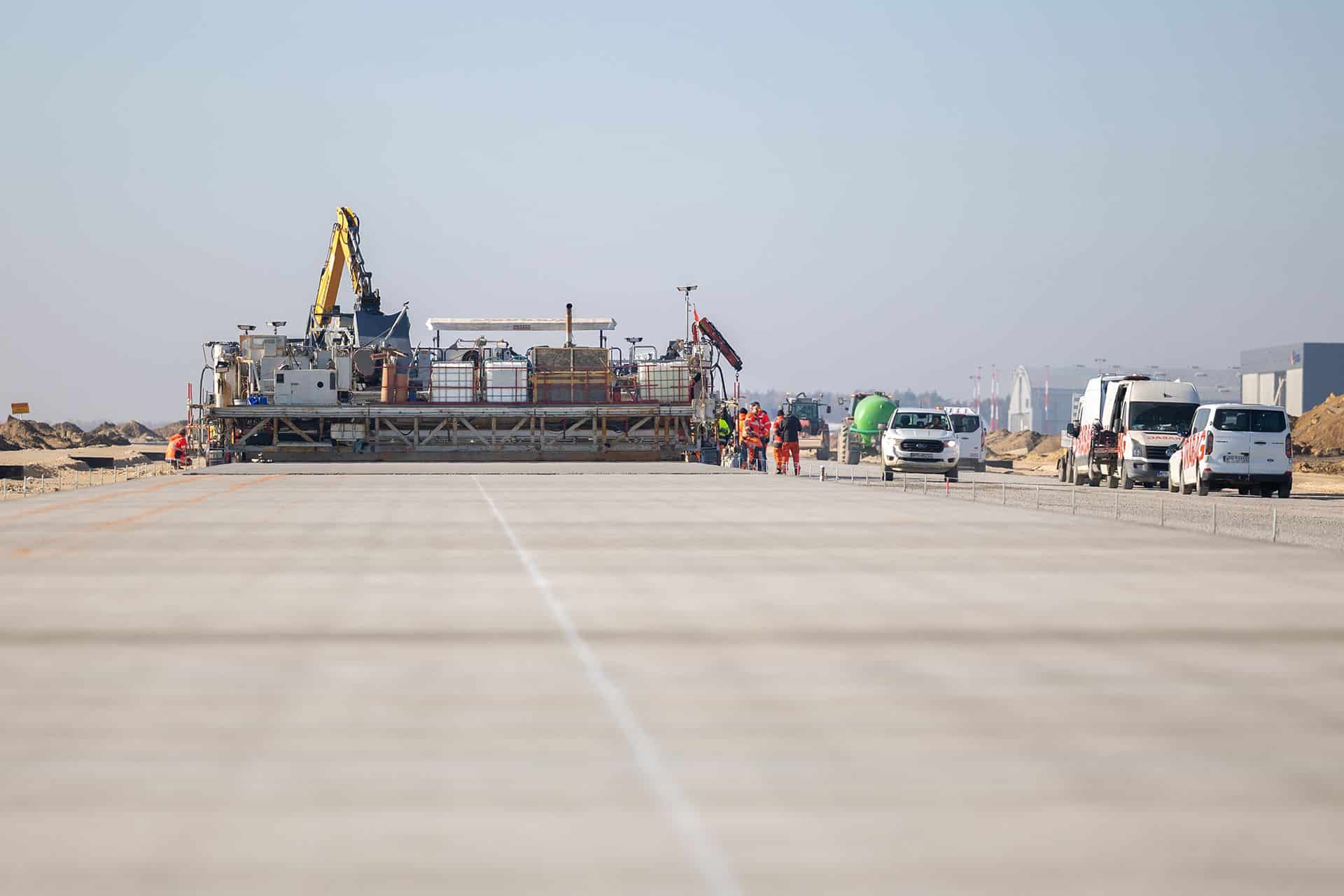 Infoair - Rozbudowa lotniska w Jasionce przyspiesza. Trwa II etap budowy równoległej drogi kołowania