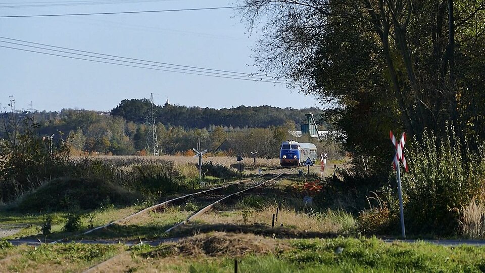 Linia kolejowa Tarnów–Szczucin wróci do życia do 2029 roku. Szef MON zapowiada reaktywację „Szczucinki” źródło: Wikipedia