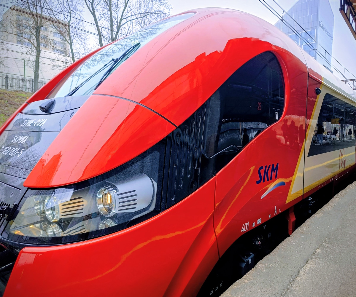 Inforail - Odnowione pociągi PESA Elf wracają na tory SKM Warszawa. Pierwszy skład po remoncie już wozi pasażerów