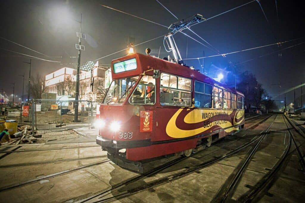 Warszawa: Tramwaje wracają na Rakowiecką po 58 latach. Linia 19 pojedzie nową trasą jeszcze w grudniu foto: UM Warszawa
