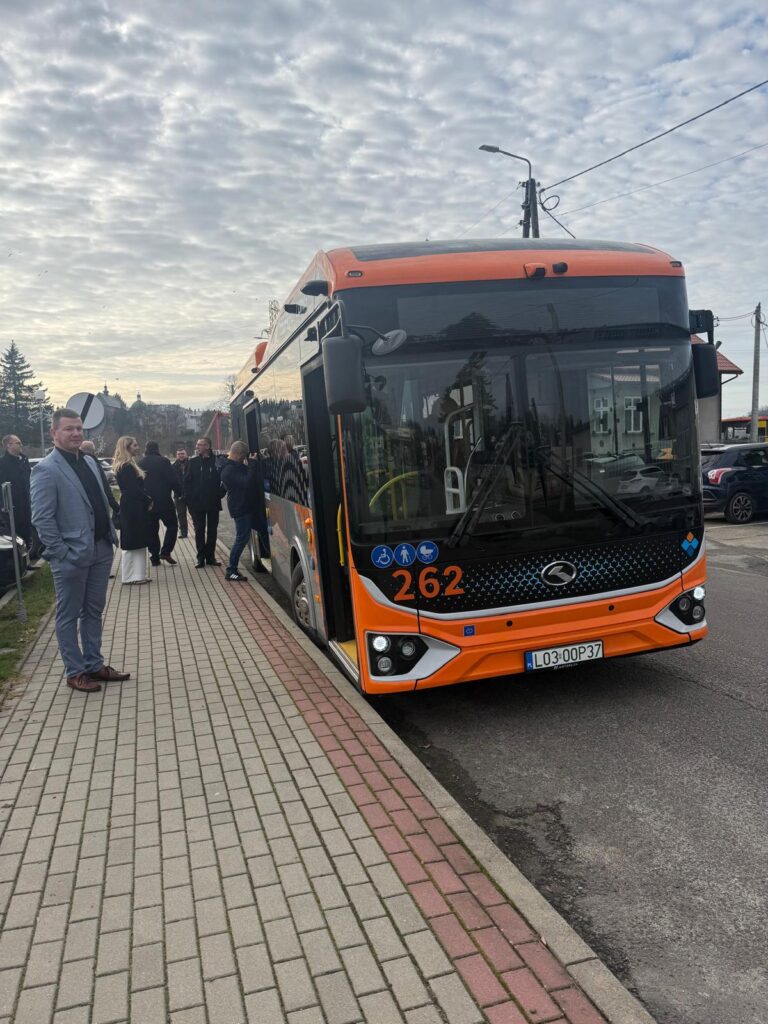 Krosno inwestuje w e-mobilność. EV Motors przekazało pierwsze w Polsce King Long PEV9
