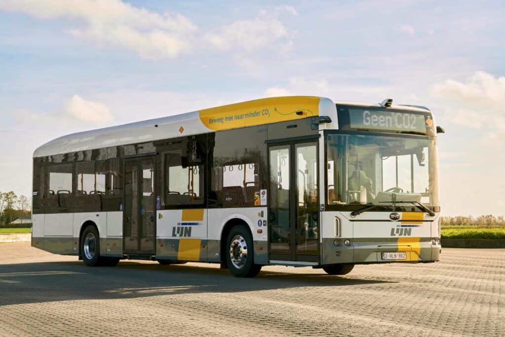 De Lijn przyspiesza elektryfikację floty. Setki e-autobusów od Daimler Buses i BYD Europ