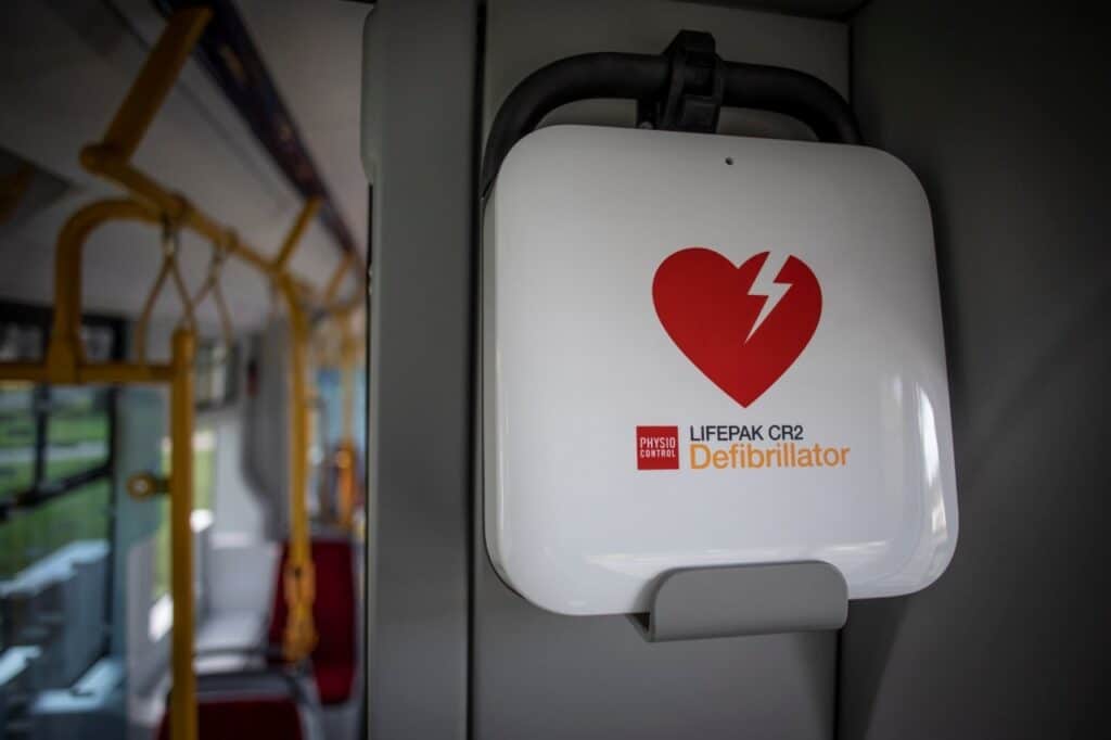 Defibrylator AED w gdańskim miejskim autobusie / Fot. GAIT - Facebook