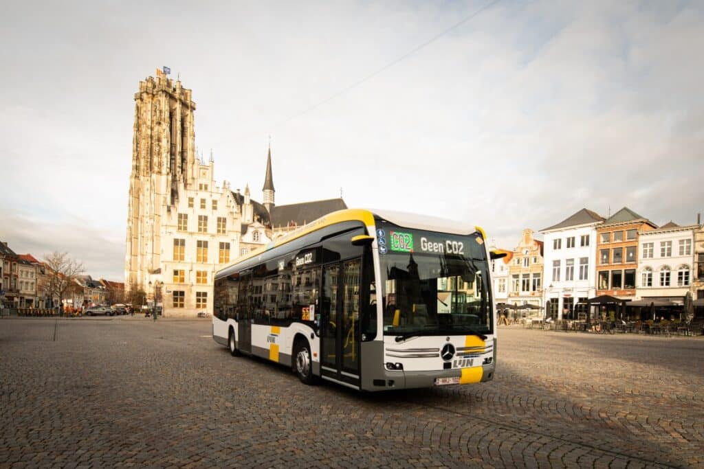De Lijn przyspiesza elektryfikację floty. Setki e-autobusów od Daimler Buses i BYD Europ