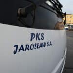 Autobus z Jarosławia zasili komunikację w Chyrowie Informacja pochodzi ze strony Polskiego Radia Rzeszów Źródło: https://radio.rzeszow.pl/273959/zdjecia-pks-jaroslaw-wspiera-ukraine-i-unowoczesnia-flote-autosan-dla-hyrowa-nowe-autobusy-dla-mieszkancow/