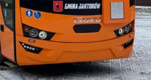 Nowy “gimbus” w Jaktorowie: Isuzu Visigo z windą dla uczniów – dofinansowanie z Mazowsza