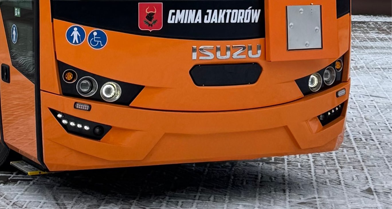 Infobus - Jaktorów odebrał nowy autobus szkolny Isuzu Visigo. Komfort i bezpieczeństwo dla uczniów