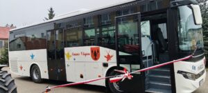 Autobus dla uczniów i ciągnik do zadań specjalnych. Podwójna dostawa w gminie Filipów