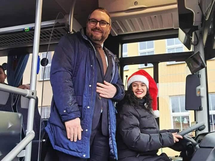 5 grudnia br. do gminy Lewin Kłodzki trafił nowy autobus, który będzie służył do dowożenia dzieci do szkół / fot. UG Lewin Kłodzki