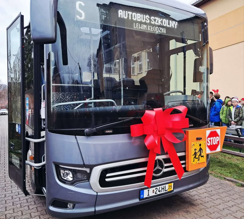Infobus - Hybrydowy Mercedes Intouro K dla Gminy Lewin Kłodzki jako autobus szkolny