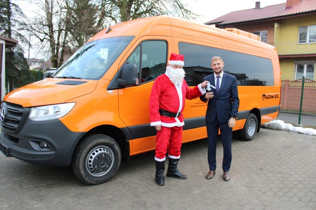 Nowy autobus szkolny w Glinojecku: Mercus z rampą dla uczniów z niepełnosprawnościami