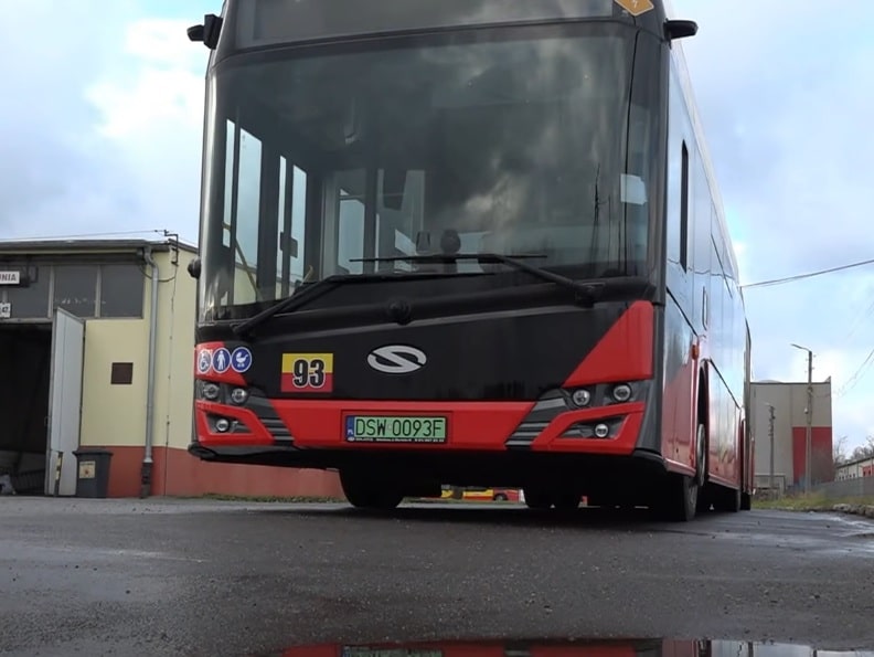 Infobus - MPK Świdnica z umową na farmę OZE pod autobusy elektryczne. Pierwszy taki projekt w Polsce