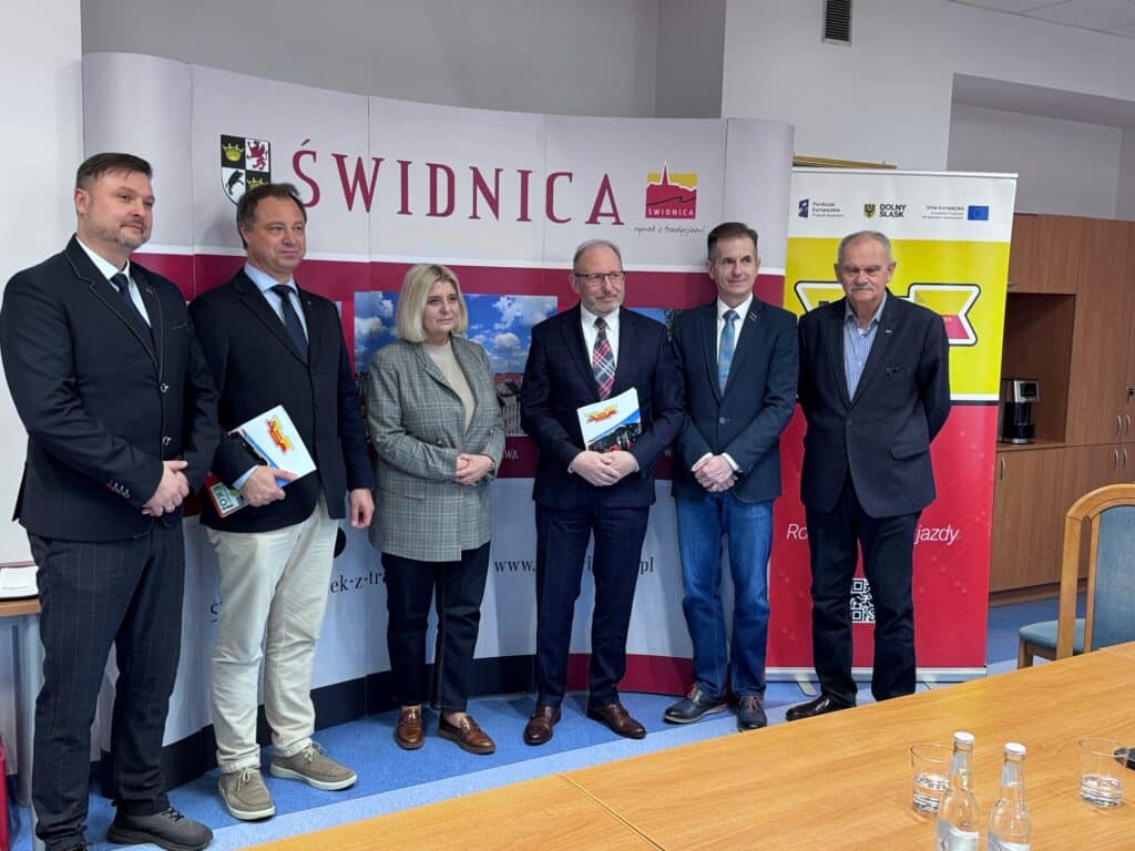 Autobusy elektryczne zasilane słońcem i wiatrem. Przełomowa inwestycja Świdnicy