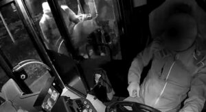 Wrocław: Awantura w autobusie. Pasażer kopał w kabinę i wyzywał kierowcę. Jest komentarz MPK