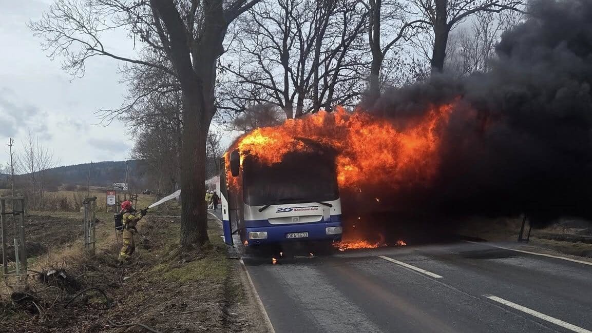 Na drodze Kamienna Góra – Ogorzelec, na wysokości miejscowości Pisarzowice, doszło do zapalenia autobusu / fot. PSP Kamienna Góra
