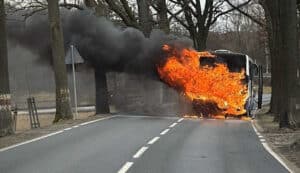 Na drodze Kamienna Góra – Ogorzelec, na wysokości miejscowości Pisarzowice, doszło do zapalenia autobusu