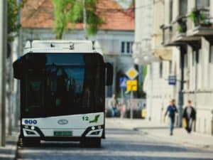 Malbork: Elektryczne autobusy i nowe ścieżki rowerowe - to efekt umów podpisanych u marszałka