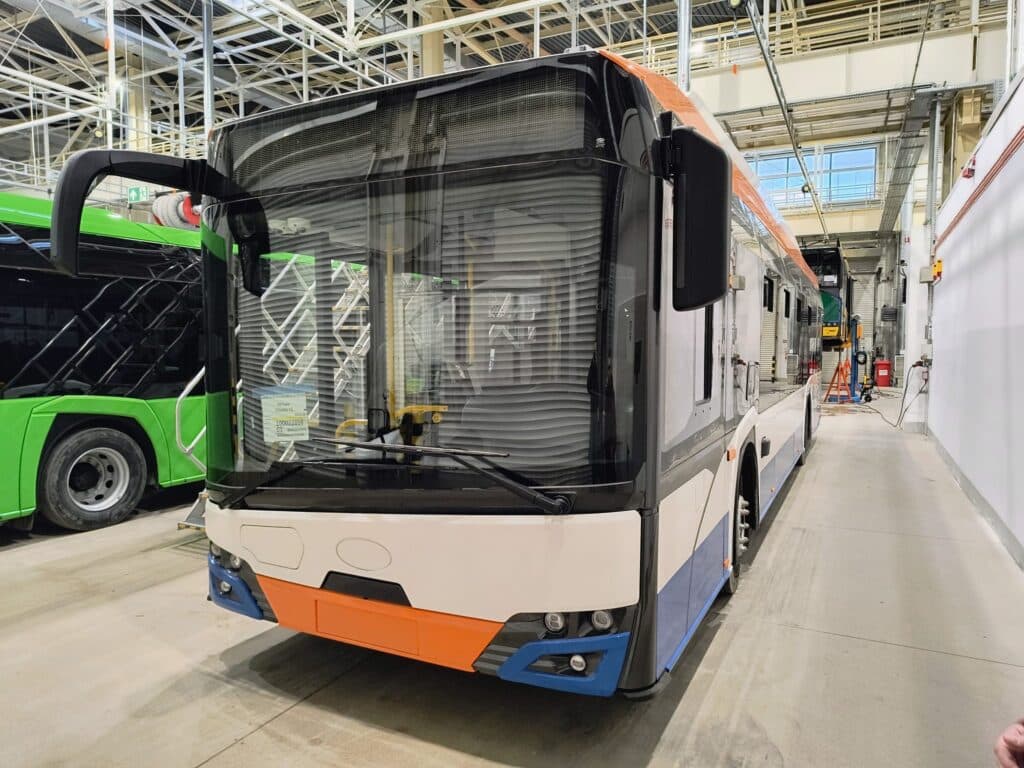 Elektryczna rewolucja w Tczewie: pierwsze autobusy z nowym malowaniem już praktycznie gotowe