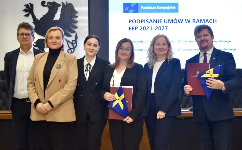 Malbork: Elektryczne autobusy i nowe ścieżki rowerowe - to efekt umów podpisanych u marszałka