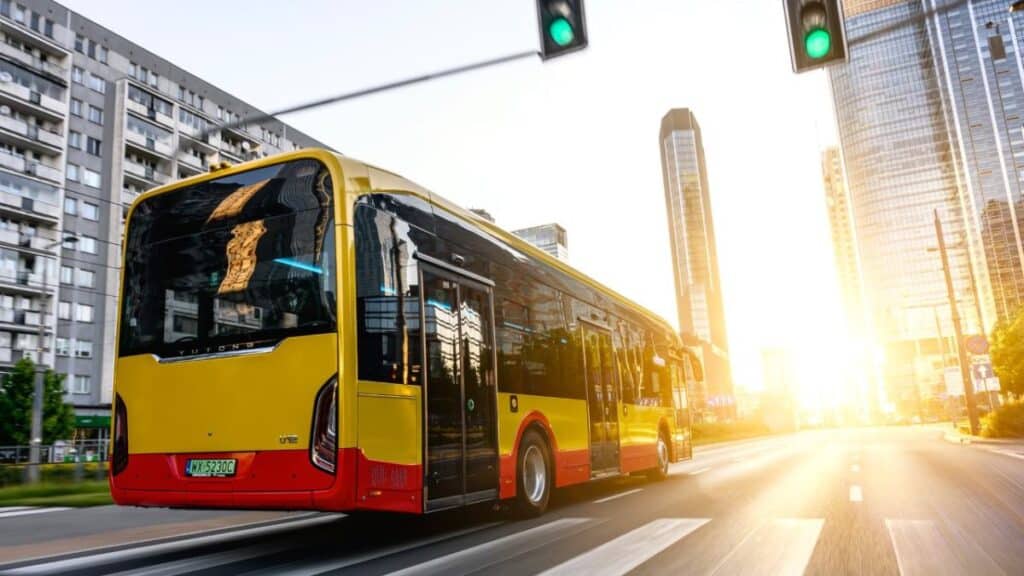 Warszawa wzmacnia bezpieczeństwo pasażerów. 217 nowych AED w transporcie publicznym