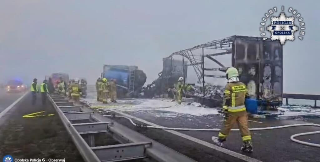 Góra Świętej Anny: Dziesięć pojazdów w karambolu na A4. Plus rozbity autobus