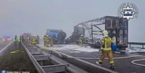 Do wypadku doszło na autostradzie A4. Według informacji GDDKiA, na Górze św. Anny zderzyło się dziesięć pojazdów pojazdów - 7 samochodów osobowych, 2 ciężarówki i autobus.