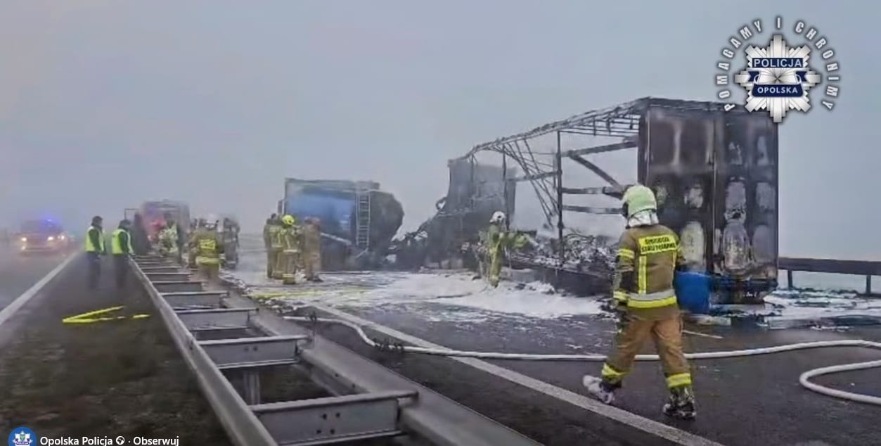 Infobus - Góra Świętej Anny: Dziesięć pojazdów w karambolu na A4. Plus rozbity autobus