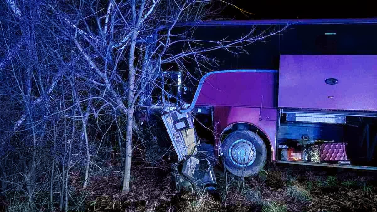 Infobus - Lubelskie: Audi wjechało pod autobus. 26-letni kierowca zginął na miejscu