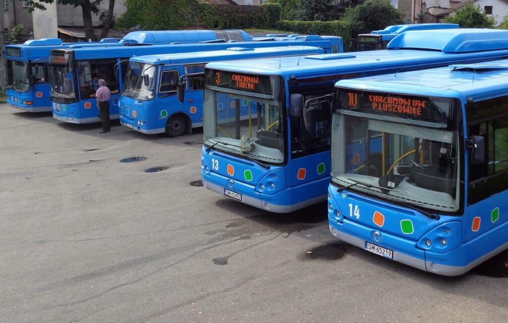 Jakie wymogi przygotował ZKKM Chrzanów dla obsługującego linie autobusowe? Analiza SWZ