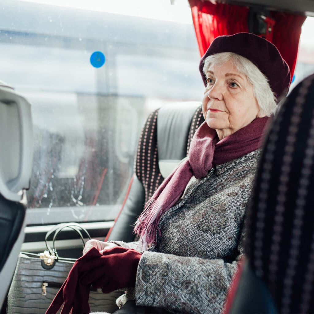 Bezpieczeństwo na pokładzie autokaru. Zapnij pasy – to się opłaca i może uratować ci życie